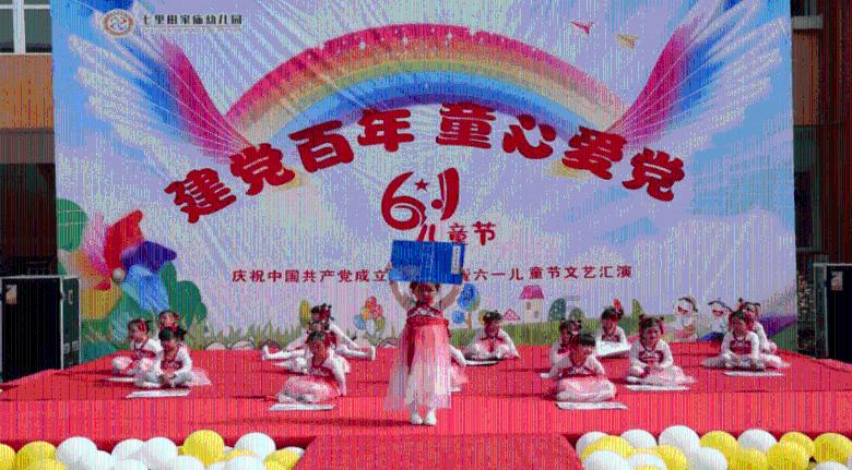 红碱淖位于陕西省神木市与内蒙古自治区伊金霍洛旗之间