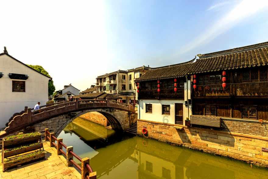 郭晶晶亮相马拉松，身价百亿素颜出镜，42岁状态好，丈夫手牵手